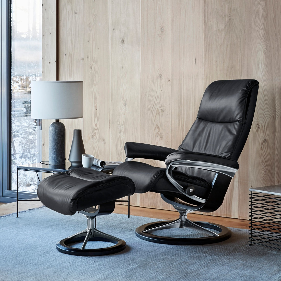 Stressless View Recliner Signature Base, room setting, shown in Paloma Black