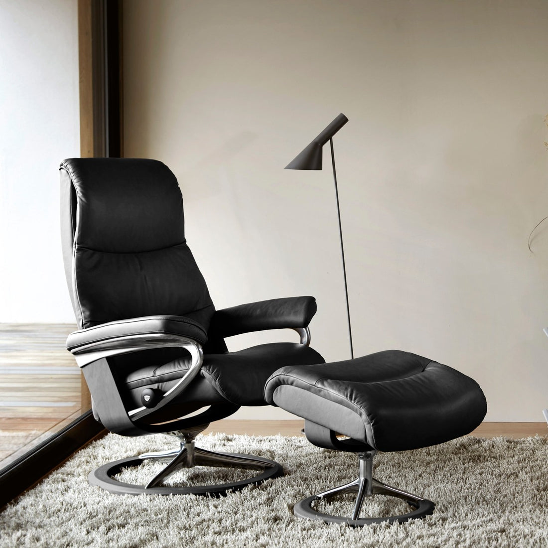 Stressless View Recliner Signature Base, room setting, shown in Paloma Black
