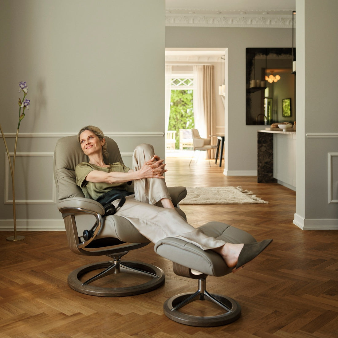 Stressless Sunrise Recliner Signature Base, room setting, shown in Paloma Mushroom