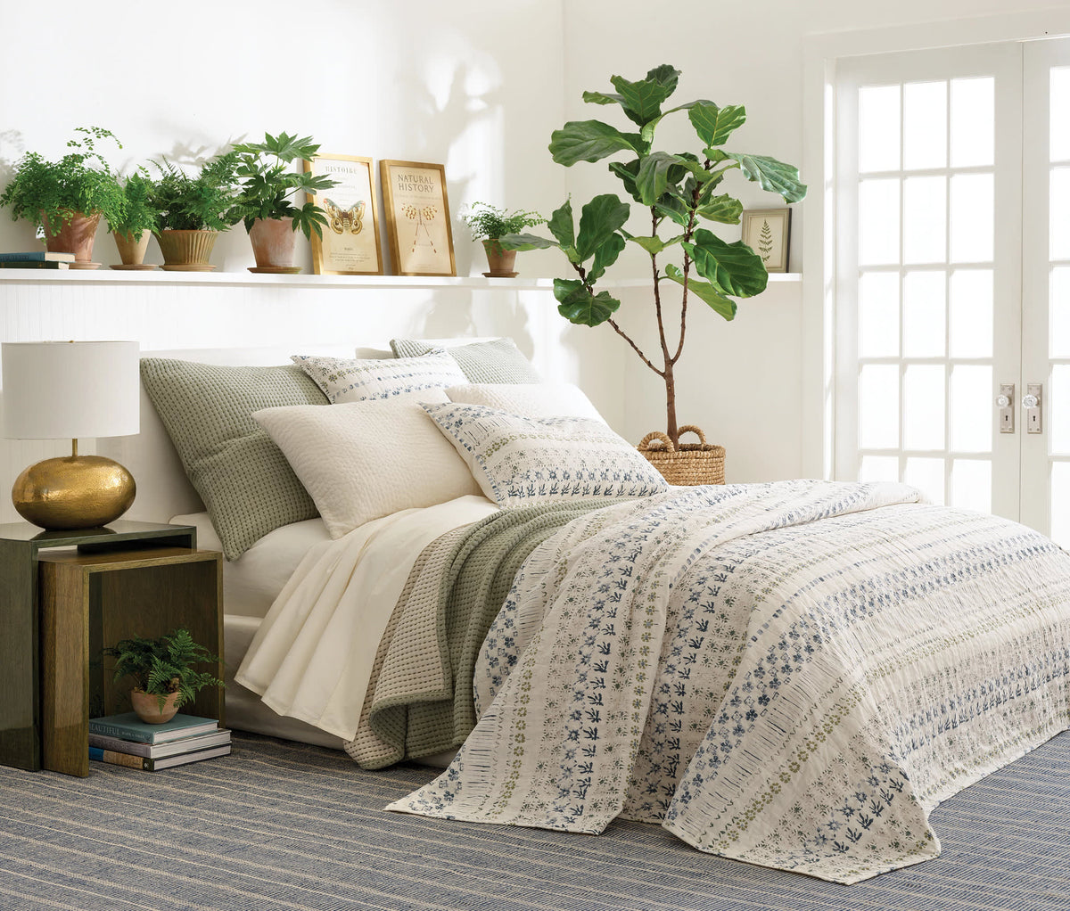 Dash & Albert Samson Handwoven Indoor/Outdoor Rug in Navy, bedroom setting