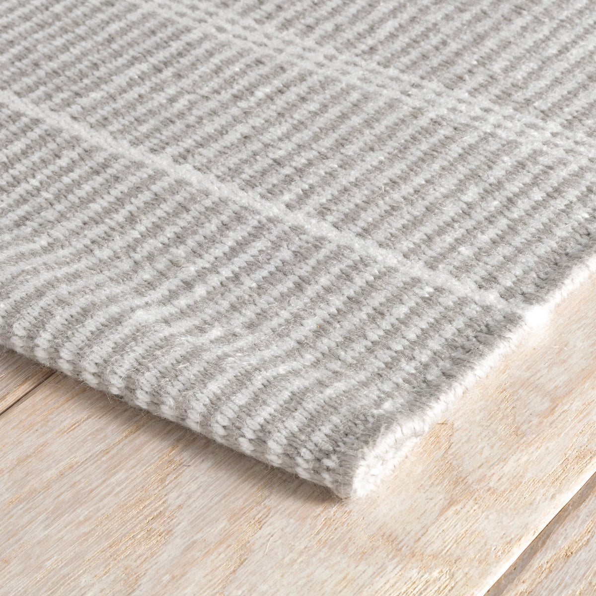 Dash & Albert Samson Handwoven Indoor/Outdoor Rug in Grey, corner detail