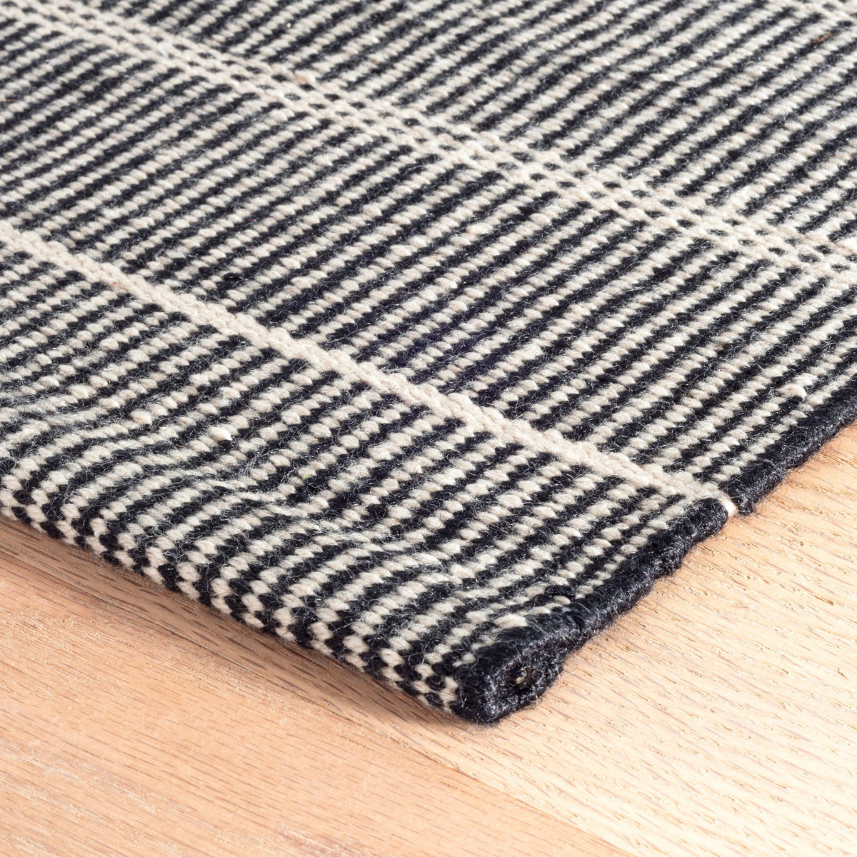 Dash & Albert Samson Handwoven Indoor/Outdoor Rug in Black, corner detail
