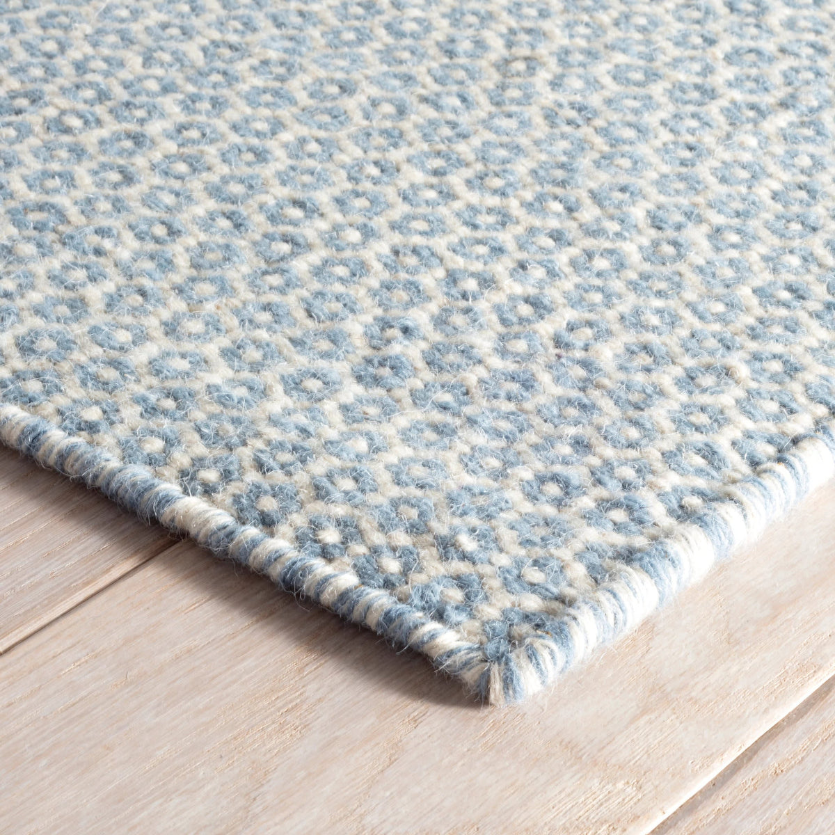 Dash & Albert Honeycomb Handwoven Wool Rug in French Blue / Ivory, corner detail