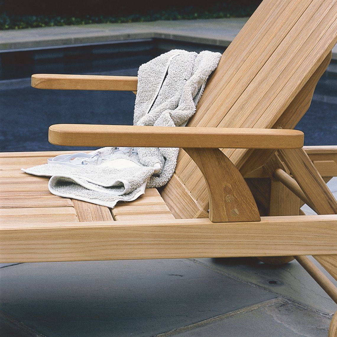 Classic Adjustable Knee-Bend Chaise Lounge with Wheels