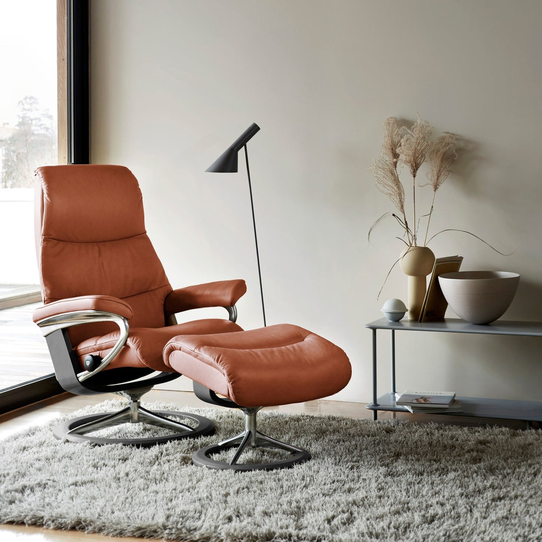 Stressless View Recliner Signature Base, room setting, shown in Paloma Copper