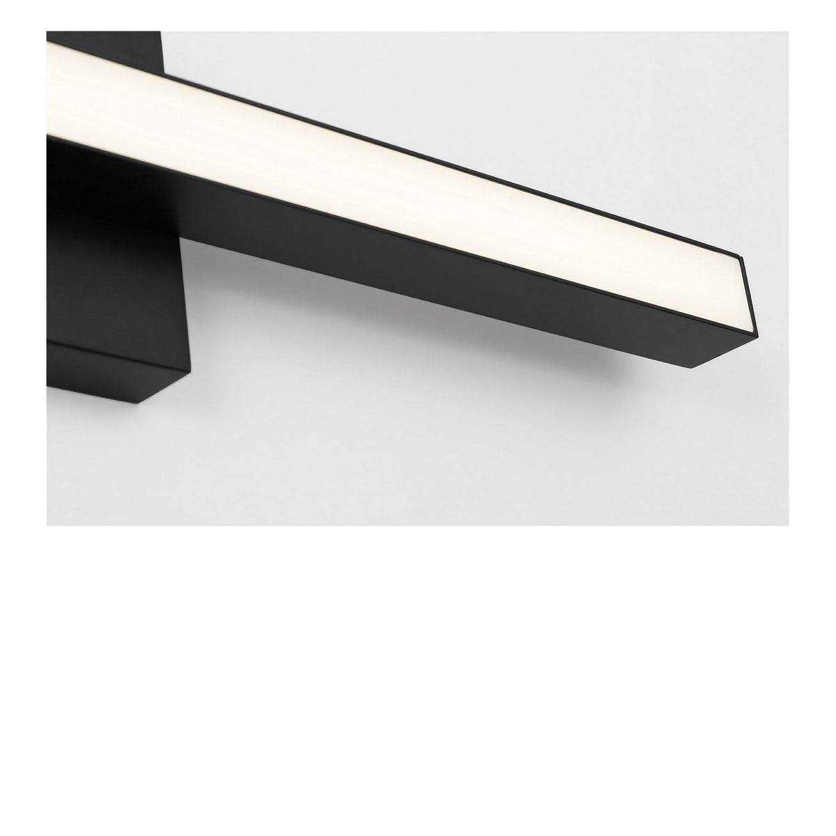 Marque 24 Led Vanity