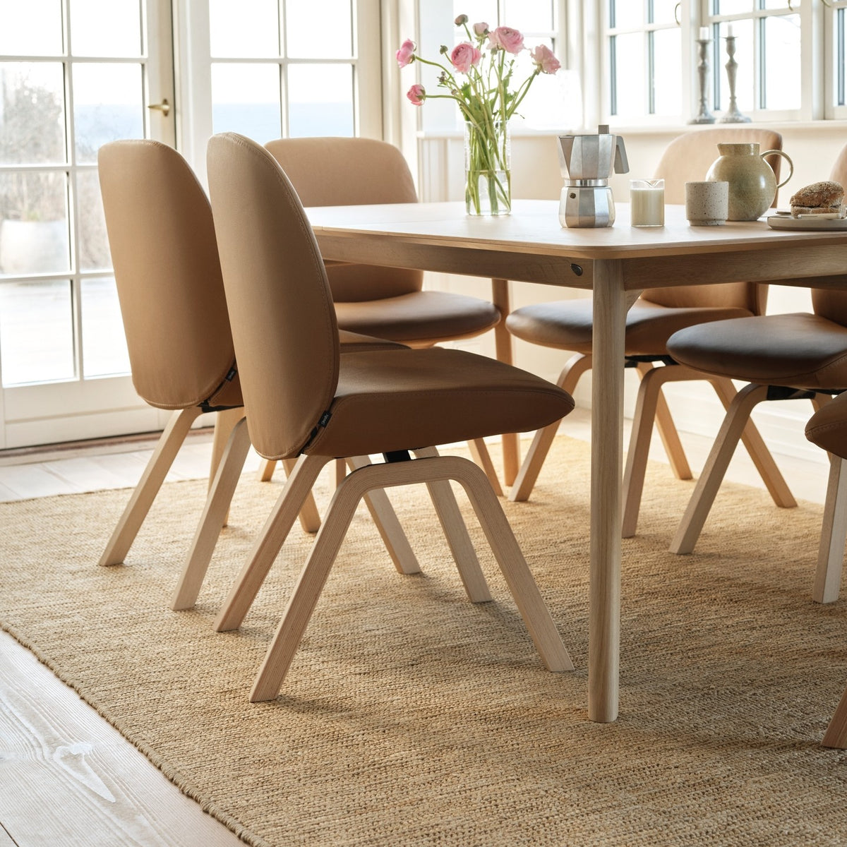 Stressless Bay Low Back Dining Chair with Vertical Legs (D100), room setting, shown in Batick New Caramel, D200 all-groups