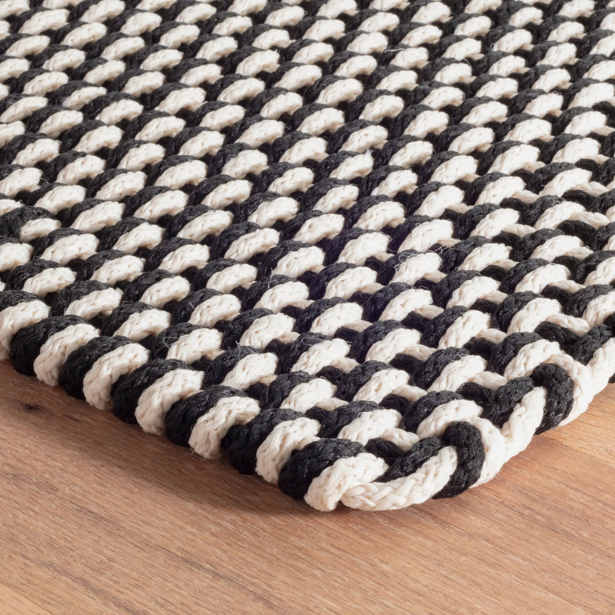 Dash & Albert Two-Tone Rope Handwoven Indoor/Outdoor Rug in Black / Ivory, corner detail