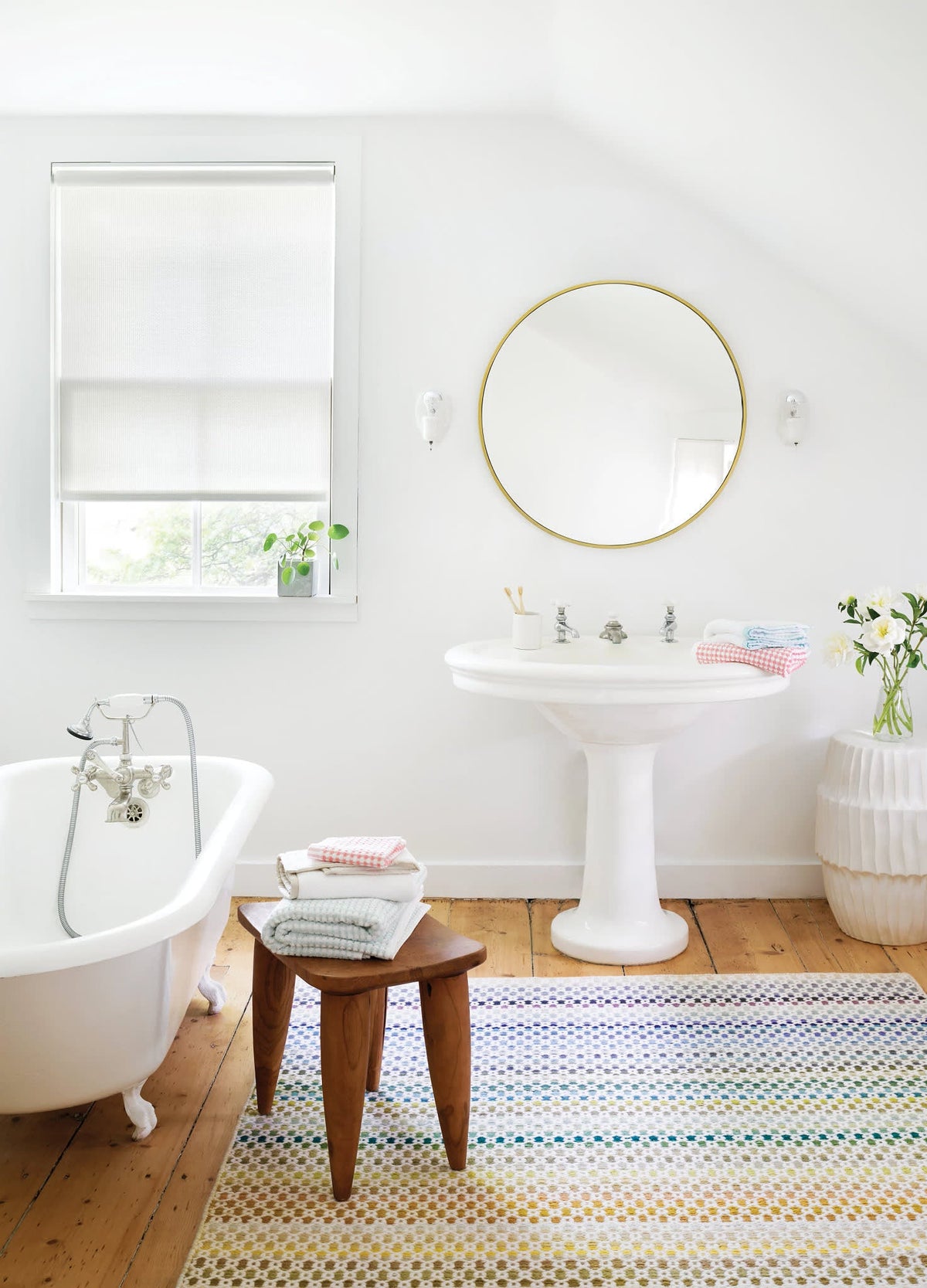 Dash & Albert Poppy Handwoven Wool Rug in Multicolour, bathroom setting