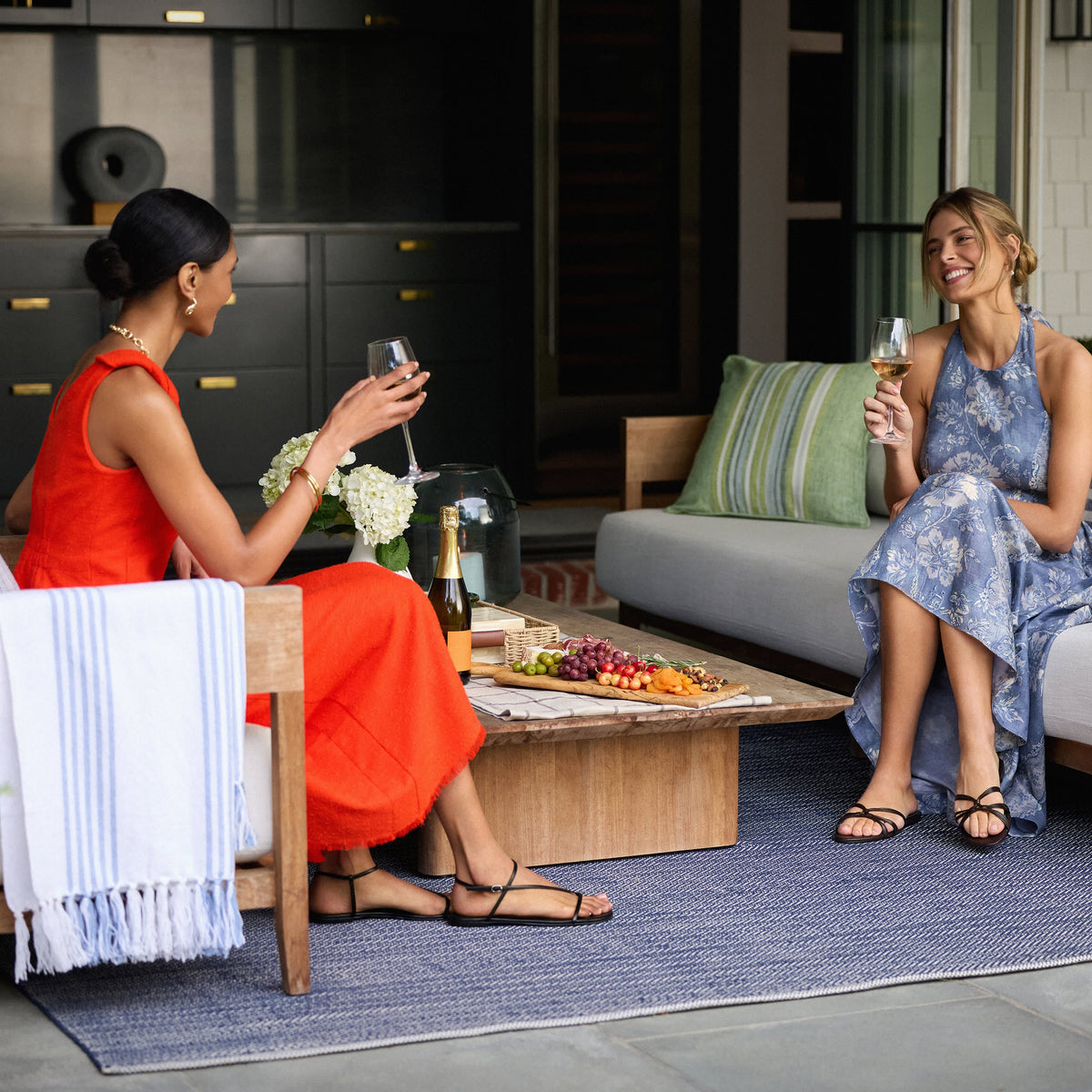 Dash & Albert Herringbone Handwoven Indoor/Outdoor Rug in Indigo / White, patio setting