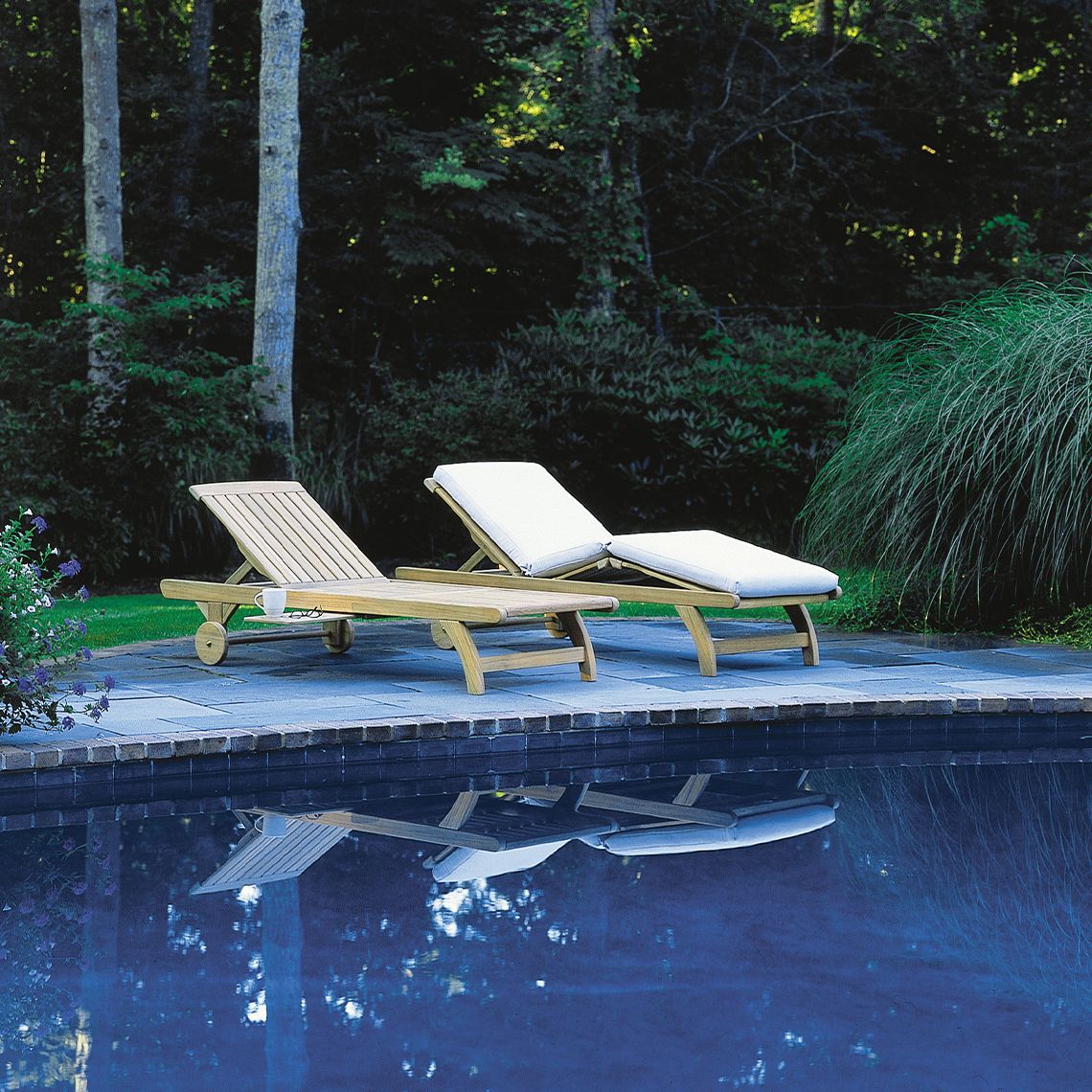 Classic Adjustable Knee-Bend Chaise Lounge with Wheels